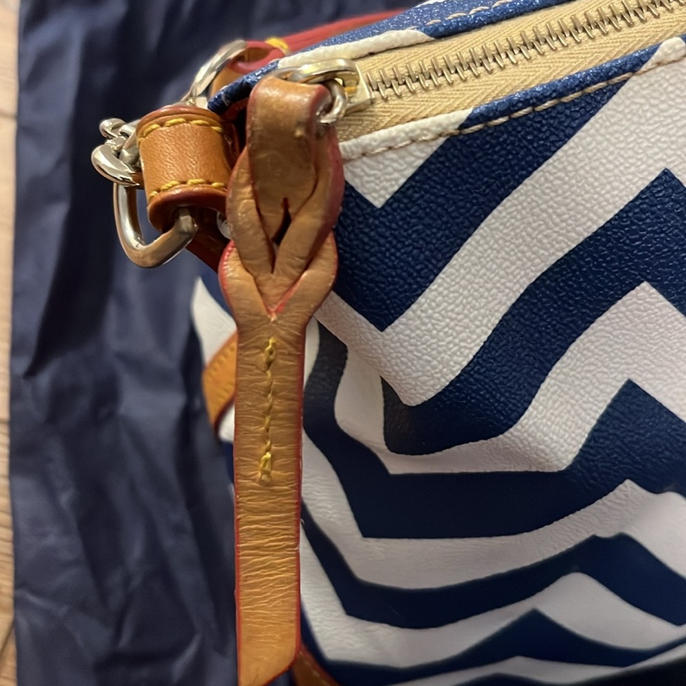 Dooney & Bourke Blue and White Chevron Crossbody Bag - Picture 2 of 16